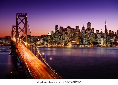 サンフランシスコのスカイラインと日没時のベイブリッジ、カリフォルニア