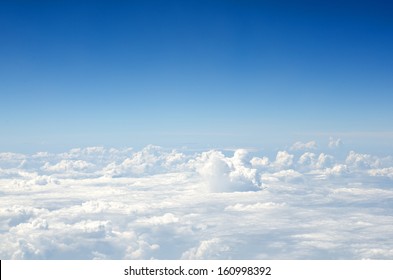 雲、飛行機の窓からの眺め