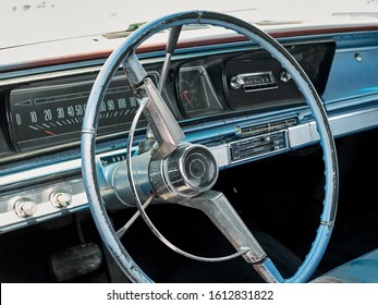 Roda kemudi dan panel dengan dasbor di interior mobil retro amerika tua