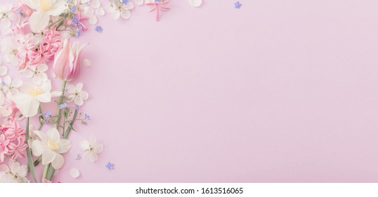 紙の背景に美しい春の花
