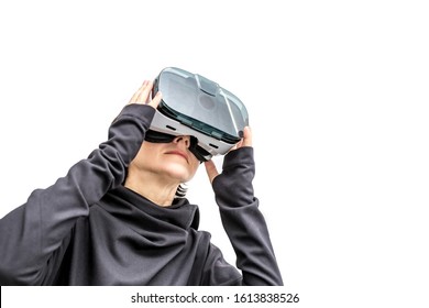 Fra an 360 Vue virtuell Realitéit Headset spillt d'Spill op wäissem Hannergrond isoléiert. 3D Apparat Gadget fir Filmer ze kucken fir Reesen an Ënnerhalung am 3D Raum .. Karton VR AR Brëller