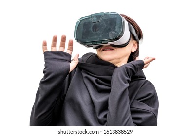 Fra an 360 Vue virtuell Realitéit Headset spillt d'Spill op wäissem Hannergrond isoléiert. 3D Apparat Gadget fir Filmer ze kucken fir Reesen an Ënnerhalung am 3D Raum .. Karton VR AR Brëller