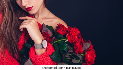 Hari Valentine. Wanita memegang buket mawar merah. Gadis cantik menerima hadiah romantis. Pengiriman bunga. Luar angkasa