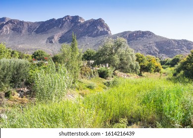 Rietrivierbedding van de Keisie-rivier met prachtige Montagu-bergen op de achtergrond, populair rotsklimgebied - West-Kaap Zuid-Afrika