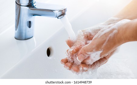 Mujer usar jabón y lavarse las manos debajo del grifo de agua. Concepto de higiene detalle de la mano.