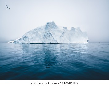 Iceberg y hielo del glaciar en el paisaje de la naturaleza ártica en Ilulissat, Groenlandia. Foto aérea drone de icebergs en el fiordo helado de Ilulissat. Afectados por el cambio climático y el calentamiento global.