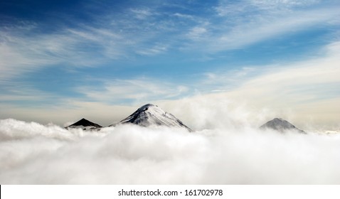 Gipfel der Berge über den Wolken, Russland, Kamtschatka