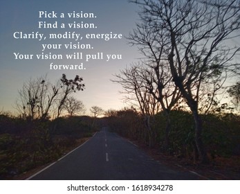 Inspirierendes Motivationszitat - Wählen Sie eine Vision aus, finden Sie eine Vision, klären, modifizieren und aktivieren Sie Ihre Vision. Ihre Vision wird Sie nach vorne ziehen. Mit verschwommenem Hintergrund der Bäume entlang der Landstraße.