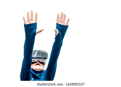 360 ビューの仮想現実ヘッドセットの女性が、白い背景で隔離のゲームをプレイします。3D 空間で旅行や娯楽用の映画を鑑賞するための 3D デバイス ガジェット.段ボール VR AR メガネ