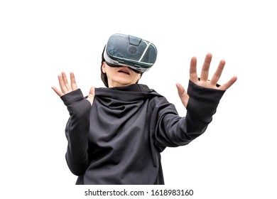 360 ビューの仮想現実ヘッドセットの女性が、白い背景で隔離のゲームをプレイします。3D 空間で旅行や娯楽用の映画を鑑賞するための 3D デバイス ガジェット.段ボール VR AR メガネ
