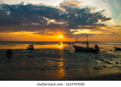 Vissersboot en avondwolken op zonsondergang, Koh Samui, Lipa Noi-strand, Thailand