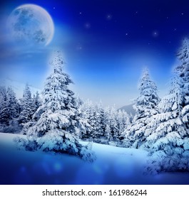 Nuit d'hiver dans une forêt de sapins enneigée féerique, sous la lune et un ciel étoilé. Sapin de Noël, paysage de montagnes hivernales. Idéal comme carte de vœux pour Noël ou le Nouvel An.