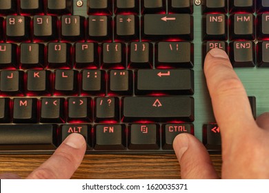 El atajo de teclado ctrl alt del se presiona con una mano masculina
