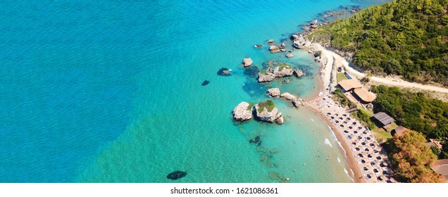 ザキントス島、イオニア、ギリシャのポルト ゾロの有名な砂浜の空中ドローン超広角写真