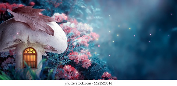 Magisches Fantasieelfen- oder Gnomenpilzhaus mit Fenster im verzauberten Märchenwald, fabelhafter märchenhafter blühender Rosenblumengarten und Feuerfliegen auf mysteriösem blauem Hintergrund, Mondstrahlen in der Nacht
