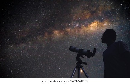 Nhà thiên văn học với kính viễn vọng quan sát các vì sao và Mặt trăng.
