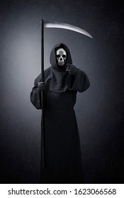 Grim Reaper arătând spre tine în întuneric