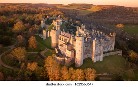 Arundel Castle, Arundel, West Sussex, England, Vereinigtes Königreich. Vogelperspektive. Schönes Sonnenuntergangslicht