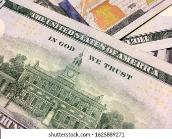 Текст In God We Trust on American cash money with Independence Hall Philadelphia