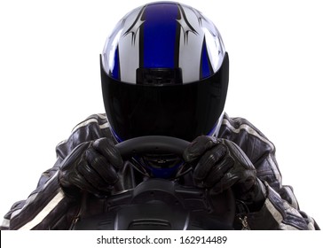 保護用の革とヘルメットを着用したレースカーのドライバー