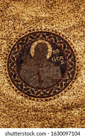 Un primer plano vertical de un mosaico con uno de los cuatro evangelistas en una iglesia en la región de Eiffel, Alemania