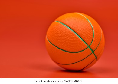 Balón de baloncesto, fondo rojo, espacio de copia. Balón esférico utilizado en juegos de baloncesto.