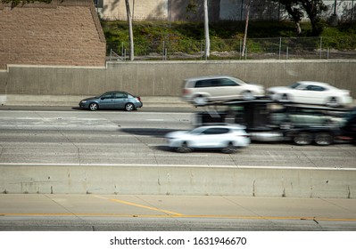 Das Auto, das auf der Schulter der Autobahn mit dem Abschleppwagen gestrandet war, hielt dahinter an und der Verkehr verschwamm, als die Autos an der Szene vorbeirasten