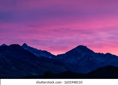 Aspen, Colorado colorido púrpura rosa azul vívido vibrante atardecer crepúsculo con la silueta de primer plano de la cresta del pico de la montaña Snowmass
