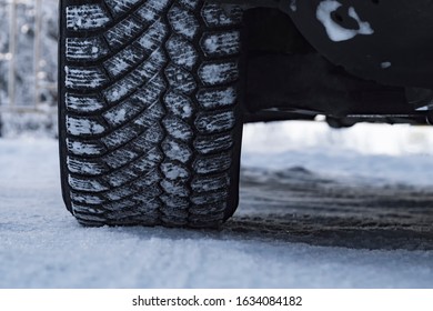 La rueda del coche está cubierta con neumáticos de invierno en la nieve. Vista desde el frente.