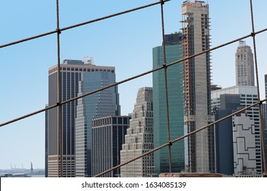 La arquitectura de los edificios altos de la ciudad de Nueva York se disparó a través de la red del puente de Brooklyn
