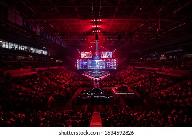 MOSCOW, NGA - 14 THÁNG 9 NĂM 2019: sự kiện thể thao điện tử Counter-Strike: Global Offensive. Sân khấu chính lớn được chiếu sáng của một giải đấu trò chơi máy tính nằm trên một sân vận động lớn. Tribune đầy video