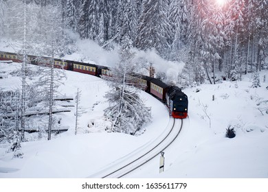 スチールレールの雪と木を通り抜ける古い列車