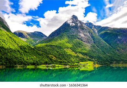 Berggrüner See in Sommerlandschaft