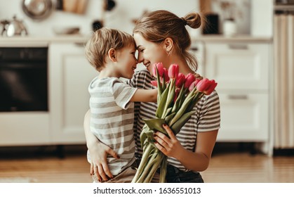 Selamat Hari Ibu! anak laki-laki memberi selamat kepada ibu pada hari libur dan memberi bunga