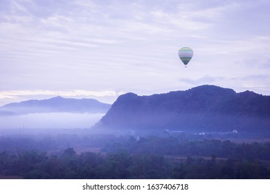 谷の真ん中に浮かぶ気球