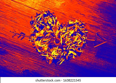 Corazón de pétalos de flores con flecha en el centro en tonos naranja y azul brillante