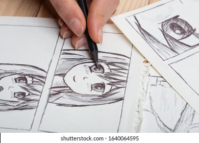 Kunstenaar die een anime-stripboek trekt in een studio.