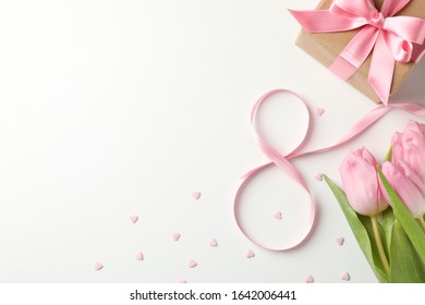 Tulpen, Geschenkbox, acht aus Band und kleinen Herzen auf weißem Hintergrund, Platz für Text