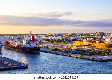 La vista dal terminal di Port Everglades, a Ft. Lauderdale, Florida, del canale e della spiaggia da una nave da crociera.