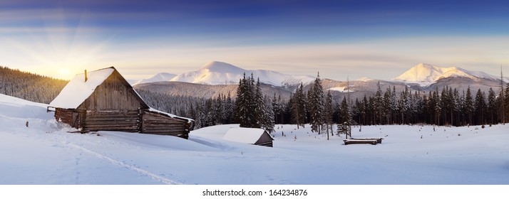 羊飼いの家がある冬の山のパノラマ。カルパティア山脈、ウクライナ、ヨーロッパ