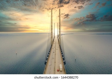 Cảnh đẹp từ trên không của cây cầu Oresundsbron giữa Đan Mạch và Thụy Điển, Oresundsbron. Cận cảnh cầu Oresund lúc hoàng hôn.