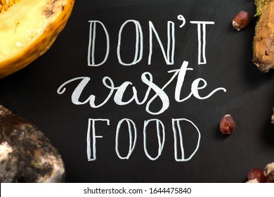 食品のレタリングと腐った果物を無駄にしないで黒板のクローズ アップ。セレクティブ フォーカス。食べ物を無駄にするのをやめるというコンセプト