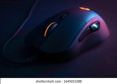 ゲーマー マウス、テクノロジーを表す対照的な照明と色