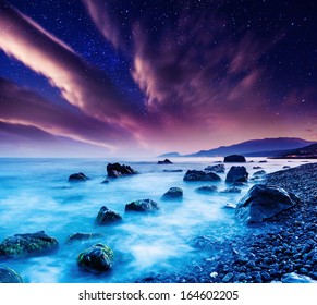 Hoàng hôn mùa hè hùng vĩ trên biển. Bầu trời u ám kịch tính với đám mây đầy màu sắc. Crimea, Ukraine, Châu Âu. Thế giới sắc đẹp.