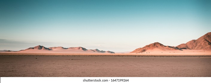 背景の丘とナミビア アフリカの砂漠の平野の息をのむようなパノラマ ショット