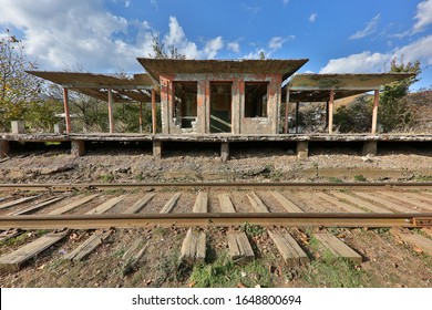 Đường ray xe lửa và ga xe lửa bị bỏ hoang từ thời Liên Xô ở Georgia