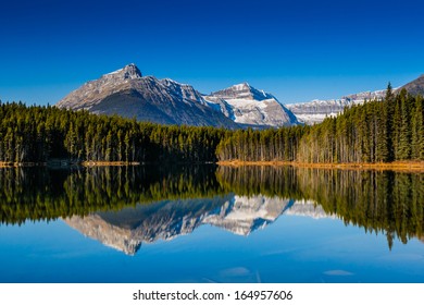 Malerischer Herbert Lake auf dem Icefields Parkway, Banff National Park