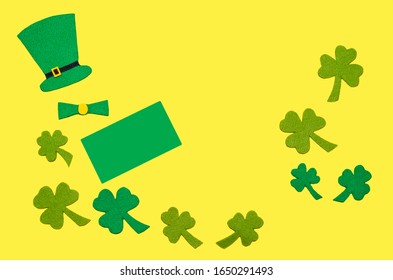 Traksi Irlandia. Selamat atas Hari St. Patrick. topi hijau dan daun semanggi, shamrock, trefoil dengan latar belakang kuning dengan ruang fotokopi.