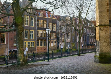 Casas históricas a lo largo de un canal, al lado de la Gran Iglesia, en invierno en la ciudad de 'Dordrecht', provincia de 'Zuid-Holland', Países Bajos