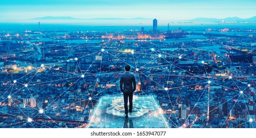 Koncept poslovne tehnologije, poklicni poslovnež, ki hodi po ozadju prihodnjega omrežnega mesta in futuristična grafika vmesnika ponoči, barvni slog Cyberpunk